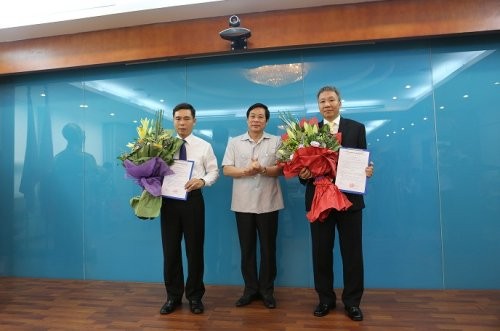 Ông Phạm Đình Trọng (ngoài cùng bên trái) nhận quyết định bổ nhiệm làm Vụ trưởng Vụ quản lý doanh nghiệp Bộ TTTT