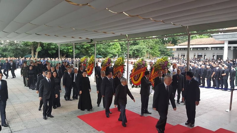 Tổng Bí thư cùng lãnh đạo, nguyên lãnh đạo Đảng, Nhà nước, Quốc hội chuẩn bị vào viếng.