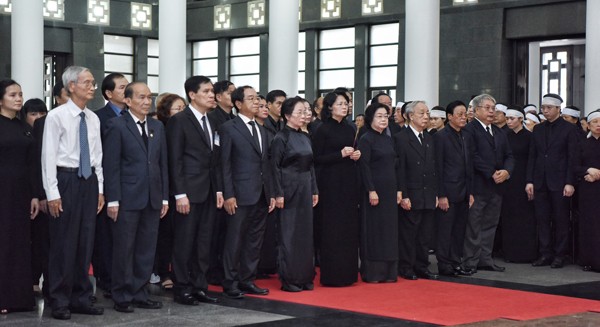 Đoàn chủ tịch nước vào viếng Chủ tịch nước Trần Đại Quang. Ảnh: Vnexpress