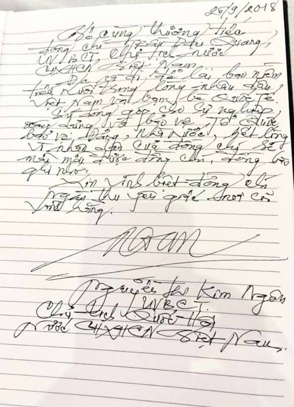 Chủ tịch Quốc hội Nguyễn Thị Kim Ngân ghi sổ tang. Nguồn: Vnexpress