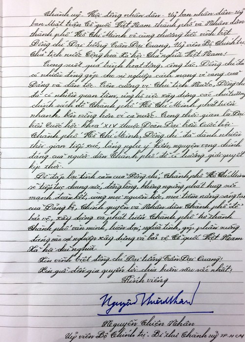 Bí thư Thành ủy Thành phố Hồ Chí Minh ghi sổ tang viếng cố Chủ tịch nước Trần Đại Quang. Nguồn: Vnexpress