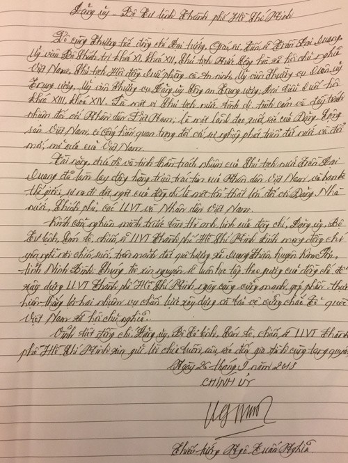 Thiếu tướng Ngô Tuấn Nghĩa, Chính ủy Bộ tư lệnh thành phố Hồ Chí Minh ghi sổ tang viếng cố Chủ tịch nước Trần Đại Quang. Nguồn: Dân trí