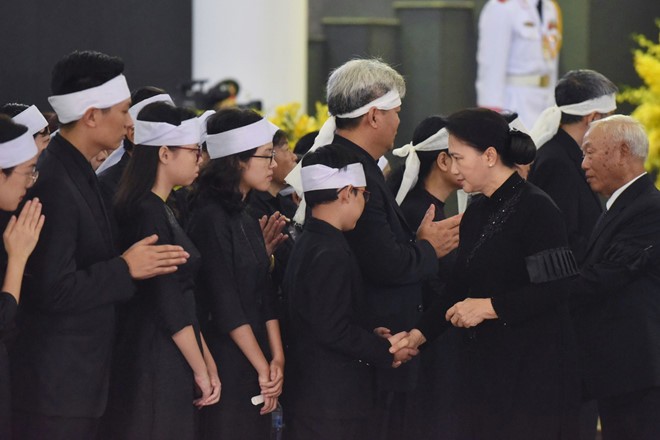 Đoàn Quốc hội do Chủ tịch Quốc hội Nguyễn Thị Kim Ngân dẫn đầu chia buồn cùng gia quyến cố Tổng Bí thư Đỗ Mười. Ảnh: Zing Đoàn Quốc hội do Chủ tịch Quốc hội Nguyễn Thị Kim Ngân dẫn đầu chia buồn cùng gia quyến cố Tổng Bí thư Đỗ Mười. Ảnh: Zing