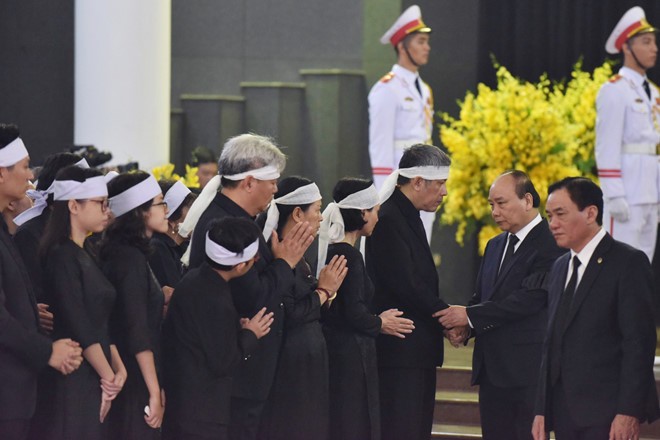 Đoàn Chính phủ do Thủ tướng Nguyễn Xuân Phúc dẫn đầu chia buồn cùng gia quyến cố Tổng Bí thư Đỗ Mười. Ảnh: Zing Đoàn Chính phủ do Thủ tướng Nguyễn Xuân Phúc dẫn đầu chia buồn cùng gia quyến cố Tổng Bí thư Đỗ Mười. Ảnh: Zing