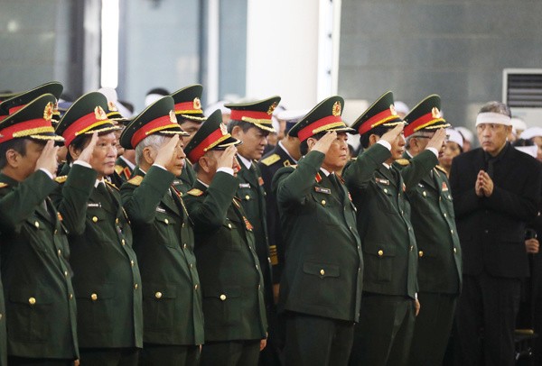 Đoàn Quân ủy Trung ương, Bộ Quốc phòng do Bộ trưởng Quốc phòng Ngô Xuân Lịch dẫn đầu tại lễ viếng cố Tổng bí thư Đỗ Mười. Ảnh: Vnexpress Đoàn Quân ủy Trung ương, Bộ Quốc phòng do Bộ trưởng Quốc phòng Ngô Xuân Lịch dẫn đầu tại lễ viếng cố Tổng bí thư Đỗ Mười. Ảnh: Vnexpress