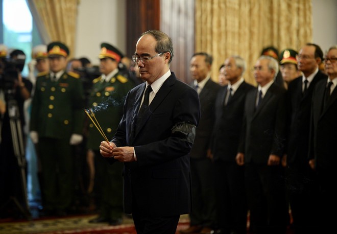 Tại TP.HCM: Đoàn Thành ủy TP.HCM do Bí thư Nguyễn Thiện Nhân dẫn đầu viếng cố Tổng bí thư Đỗ Mười. Ảnh: Zing Tại TP.HCM: Đoàn Thành ủy TP.HCM do Bí thư Nguyễn Thiện Nhân dẫn đầu viếng cố Tổng bí thư Đỗ Mười. Ảnh: Zing