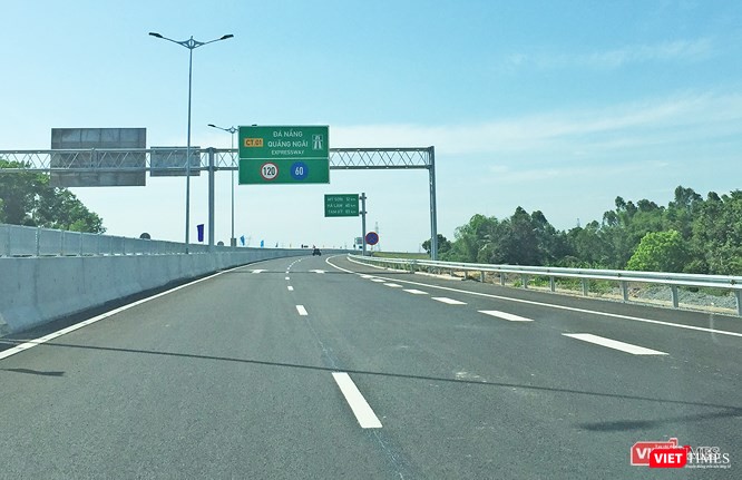 Cao tốc Đà Nẵng - Quảng Ngãi vừa thông xe đã hỏng, phải bóc bỏ nhiều đoạn mặt đường để làm lại. Ảnh: Xuân Mai