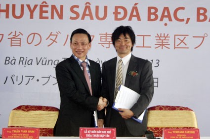 Ông Trần Văn Sâm (trái) - Chủ tịch HĐQT CTCP Đông Á