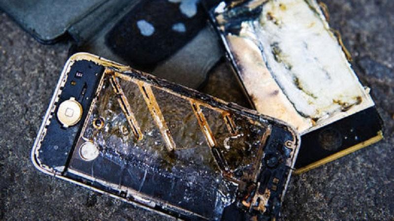 Điện thoại phát nổ khi đang học online - Ảnh báo phapluat.vn