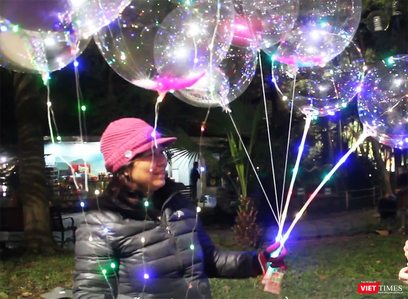 Bóng bay phát sáng Galaxy là trào lưu mới rộ lên trong thời gian gần đây.
