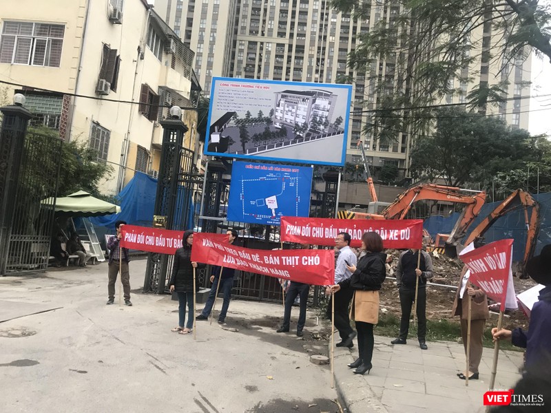 Cư dân Home city xuống đường đòi lối đi chung.