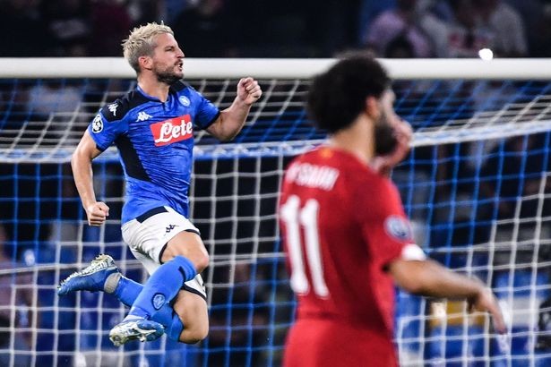 Mertens thực hiện thành công quả phạt đền (Ảnh: The Mirror) Mertens thực hiện thành công quả phạt đền (Ảnh: The Mirror)