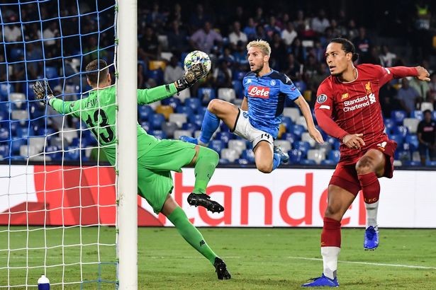 Pha cứu thu xuất thần của Adrian (Ảnh: The Mirror) Pha cứu thu xuất thần của Adrian (Ảnh: The Mirror)