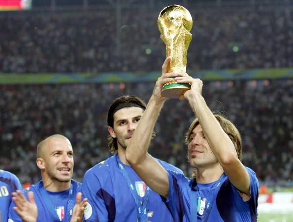 Pirlo cùng với đội tuyển Italia vô địch World Cup 2006 (Ảnh: Sportskeeda)