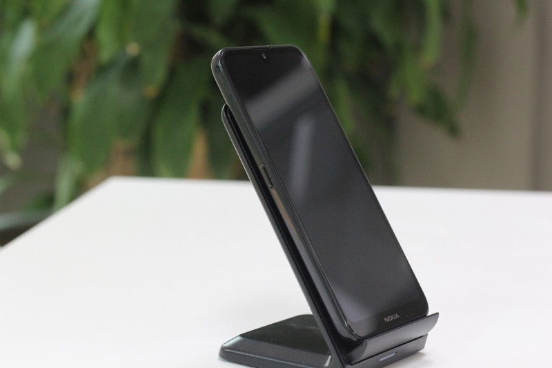 Với nút bấm Google Assistant bạn có thể dễ dàng gọi trợ lý ảo của mình