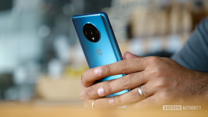 Với con chip Snapdragon 855 Plus, bạn có thể thỏa thích chơi những tựa game mà mình yêu thích (Ảnh:androidauthority.com) Với con chip Snapdragon 855 Plus, bạn có thể thỏa thích chơi những tựa game mà mình yêu thích (Ảnh:androidauthority.com)