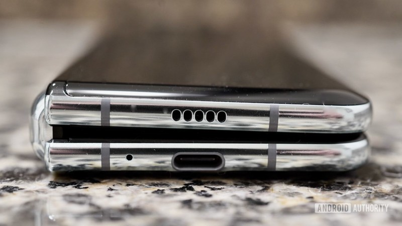 Nhìn Samsung Galaxy Fold khá "cồng kềnh" (Ảnh: Android Authority)