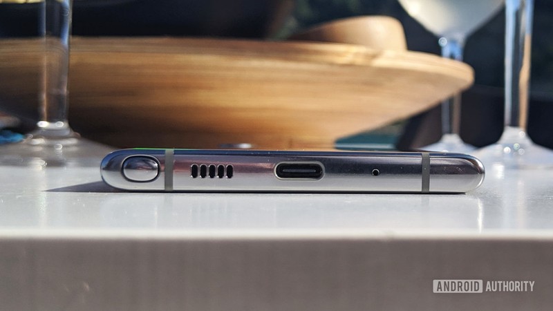 Việc không được tích hợp khe cắm thẻ nhớ khiến cho Note 10 nhận được rất nhiều "gạch đá" (Ảnh: Android Authority)