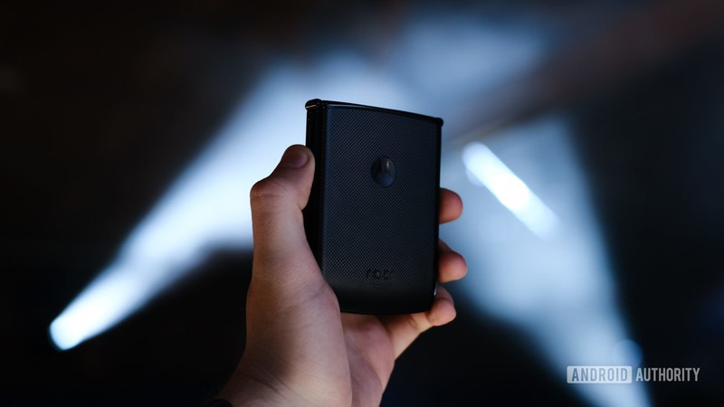 Mặt lưng máy được làm bằng chất liệu polycarbonate (Ảnh: Android Authority)