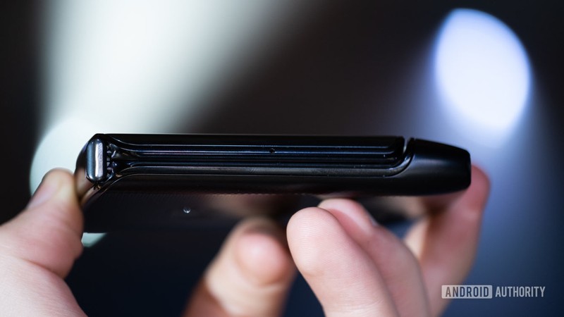 Motorola Razr trông rất nhỏ gọn khi gập lại (Ảnh: Android Authoriy)