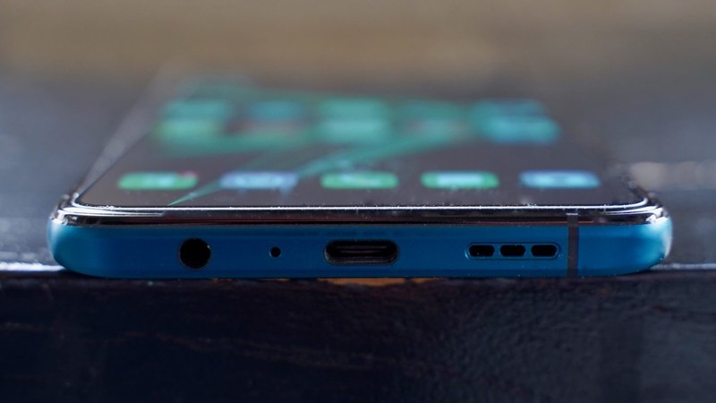 Máy vẫn giữ cho mình giắc cắm tai nghe 3.5mm (Ảnh: Android Authority)