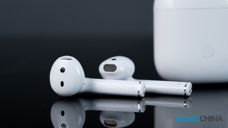 Thiết kế tai nghe chứ "y" quen thuộc trên những chiếc AirPods (Ảnh: Gizmochina)