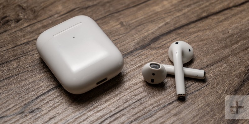 Chiếc tai nghe AirPods thế hệ thứ 2 (Ảnh: digitaltrends) Chiếc tai nghe AirPods thế hệ thứ 2 (Ảnh: digitaltrends)