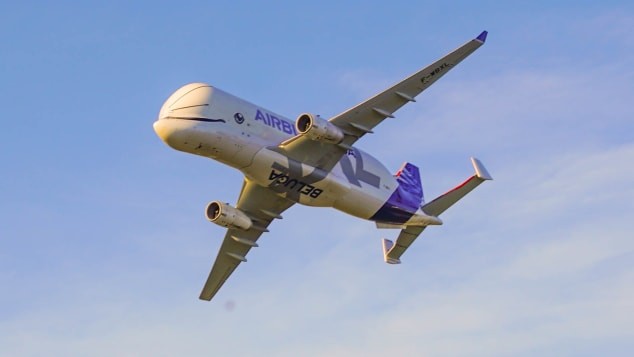 Hình ảnh Airbus Beluga XL bay thực tế trên bầu trời (Ảnh: CNN)