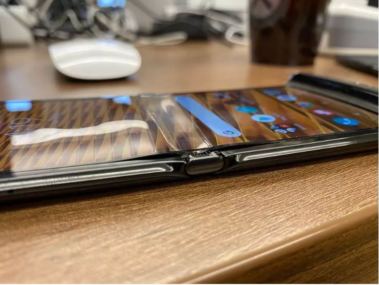 Chiếc Motorola Razr bị bong phần màn hình ở bản lề (Ảnh: The Verge) Chiếc Motorola Razr bị bong phần màn hình ở bản lề (Ảnh: The Verge)