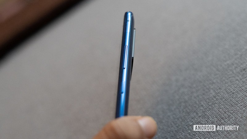 Phím tăng giảm âm lượng mà nút nguồn được đặt ở cạnh phải máy (Ảnh: Android Authority)