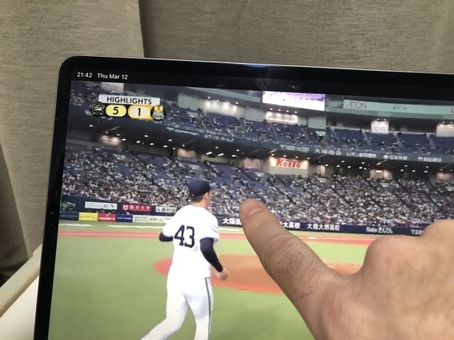 Xem trận đấu qua màn hình sẽ thấy rõ được những khoảng trống trên khán đài (Ảnh: Photo: SoraNews24)