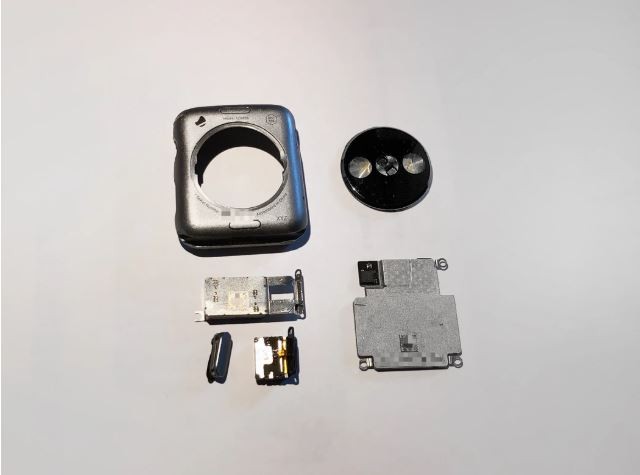 Các linh kiện bên trong của chiếc Apple Watch cũ (Ảnh: Zompetti)
