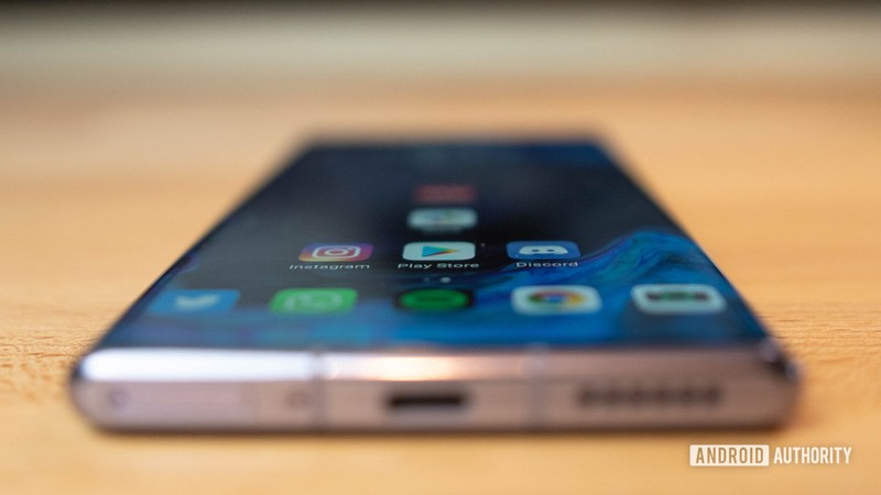 Mate 30 Pro được trang bị một cảm biến vân tay ở dưới màn hình (Ảnh: Android Authority)