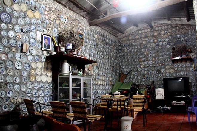 Tất cả mọi ngóc ngách trong ngôi nhà đều được ông Trường trang trí bằng đồ sứ (Ảnh: OC)