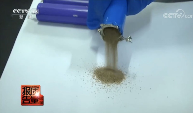 Bên trong viên pin dự phòng kém chất lượng chỉ toàn là cát (Ảnh: CCTV)