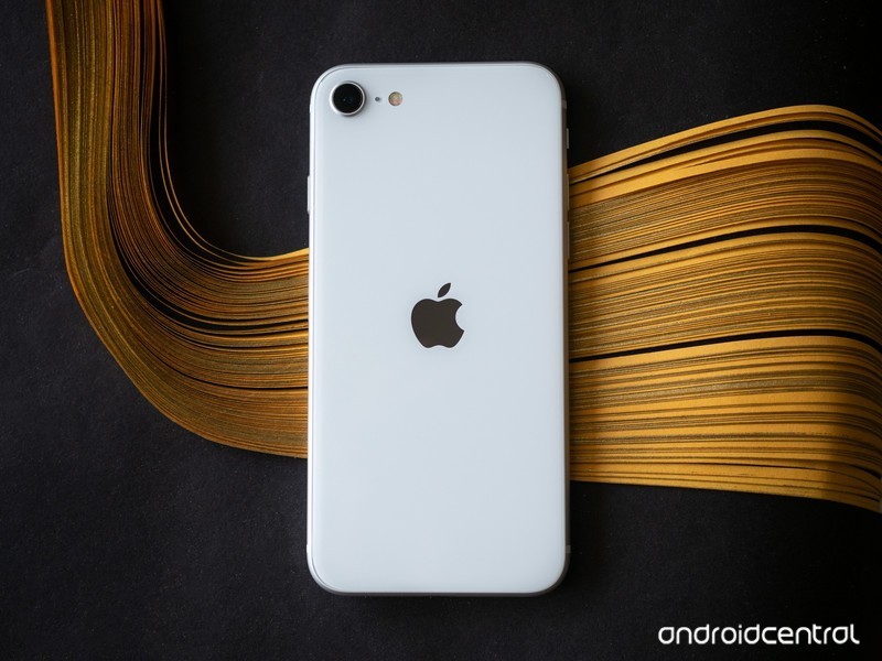 Dung lượng pin thấp là điểm trừ của iPhone SE 2020 (Ảnh: Androidcentral) Dung lượng pin thấp là điểm trừ của iPhone SE 2020 (Ảnh: Androidcentral)