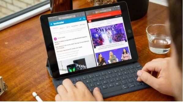 iPad 10.2 inch được hỗ trợ kết nối với hầu hết phụ kiện của Apple (Ảnh: Techradar)