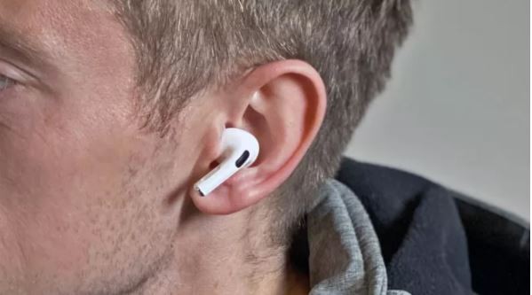 Airpods Pro được trang bị van không khí giúp người dùng không bị ù tai khi đeo lâu (Ảnh: Techradar)