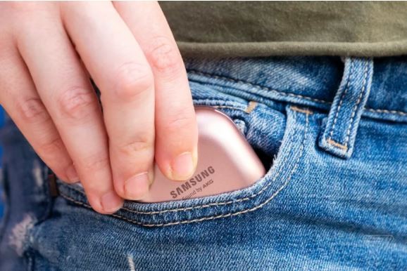 Samsung Galaxy Buds Live có thể dễ dàng để trong túi quần (Ảnh: The Verge)