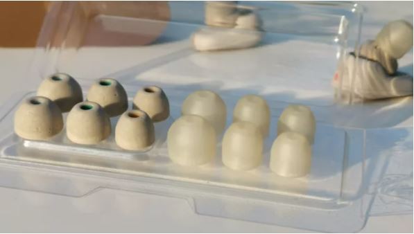 Thay đổi mút silicon để phù hợp với nhiều kích cỡ tai khác nhau (Ảnh: Techradar)