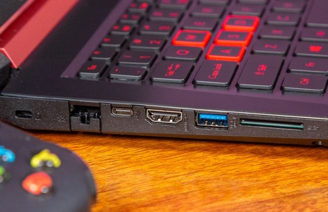 Acer Nitro 5 có đầy đủ cổng kết nối (Ảnh: Laptop Mag) Acer Nitro 5 có đầy đủ cổng kết nối (Ảnh: Laptop Mag)