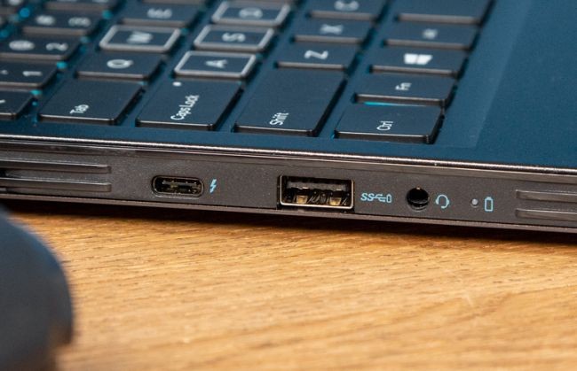 Dell G7 7590 có đầy đủ các cổng kết nối (Ảnh: Laptop Mag) Dell G7 7590 có đầy đủ các cổng kết nối (Ảnh: Laptop Mag)