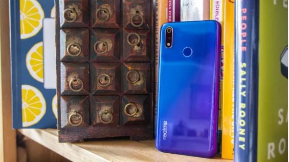 Realme 3 Pro vẫn giữ được mặt lưng đổi màu (Ảnh: Tech Radar) Realme 3 Pro vẫn giữ được mặt lưng đổi màu (Ảnh: Tech Radar)