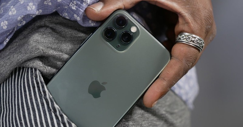 Cụm 3 camera sau là điểm nhấn trên chiếc iPhone 11 Pro (Ảnh: Digital Trends)