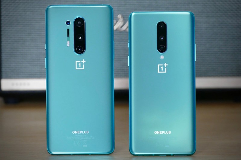 OnePlus 8 Pro (trái) và OnePlus 8 (phải) không có quá nhiều điểm khác biệt về thiết kế (Ảnh: Digital Trends)