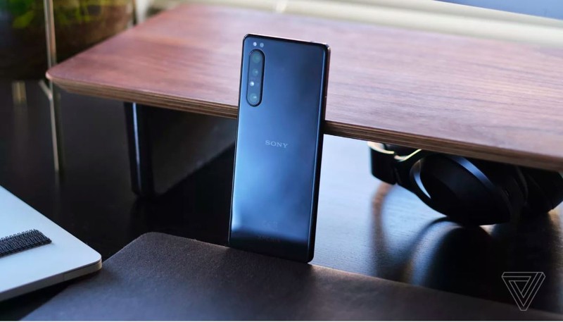 Mặt lưng kính khiến máy khá trơn khi cầm nắm (Ảnh: The Verge)