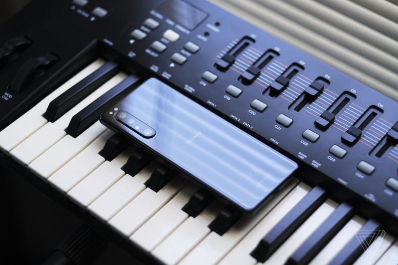 Thời gian onscreen thực tế của máy chỉ rơi vào khoảng 5 tiếng (Ảnh: The Verge)