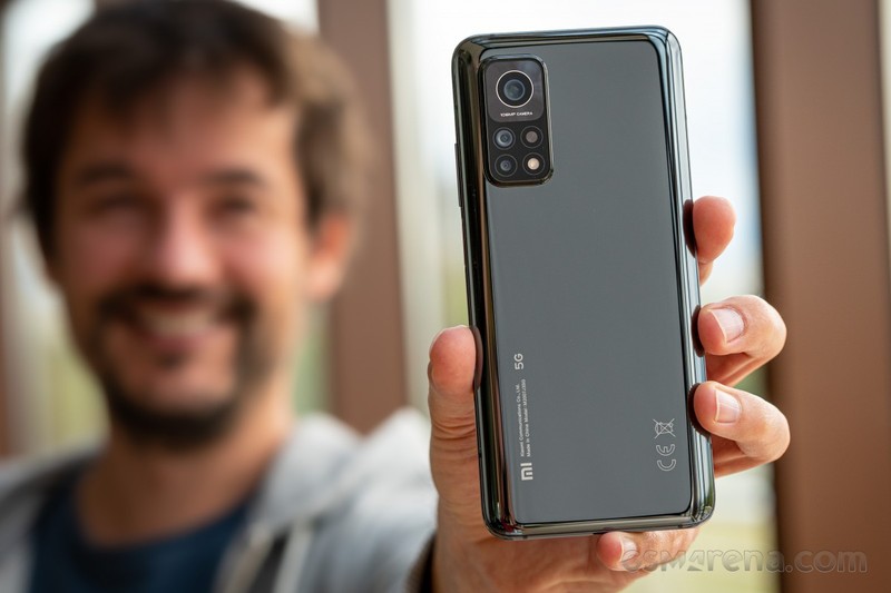 Mặt lưng bóng rất dễ bám mồ hôi và dấu vân tay (Ảnh: GSM Arena) Mặt lưng bóng rất dễ bám mồ hôi và dấu vân tay (Ảnh: GSM Arena)