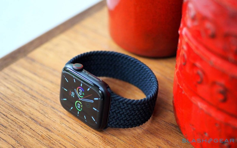 Vòng xoay digital crown trên Apple Watch SE (Ảnh: Slash Gear)