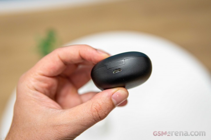 Hộp sạc vẫn chỉ sử dụng cổng sạc microUSB (GSM Arena) Hộp sạc vẫn chỉ sử dụng cổng sạc microUSB (GSM Arena)